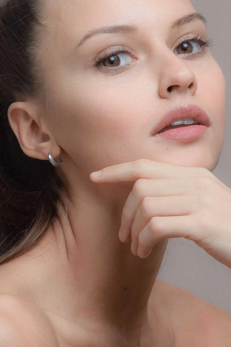 Natürliche Mimik nach Botox – harmonisches Gesicht, behandelte Zonen Stirn und Augen