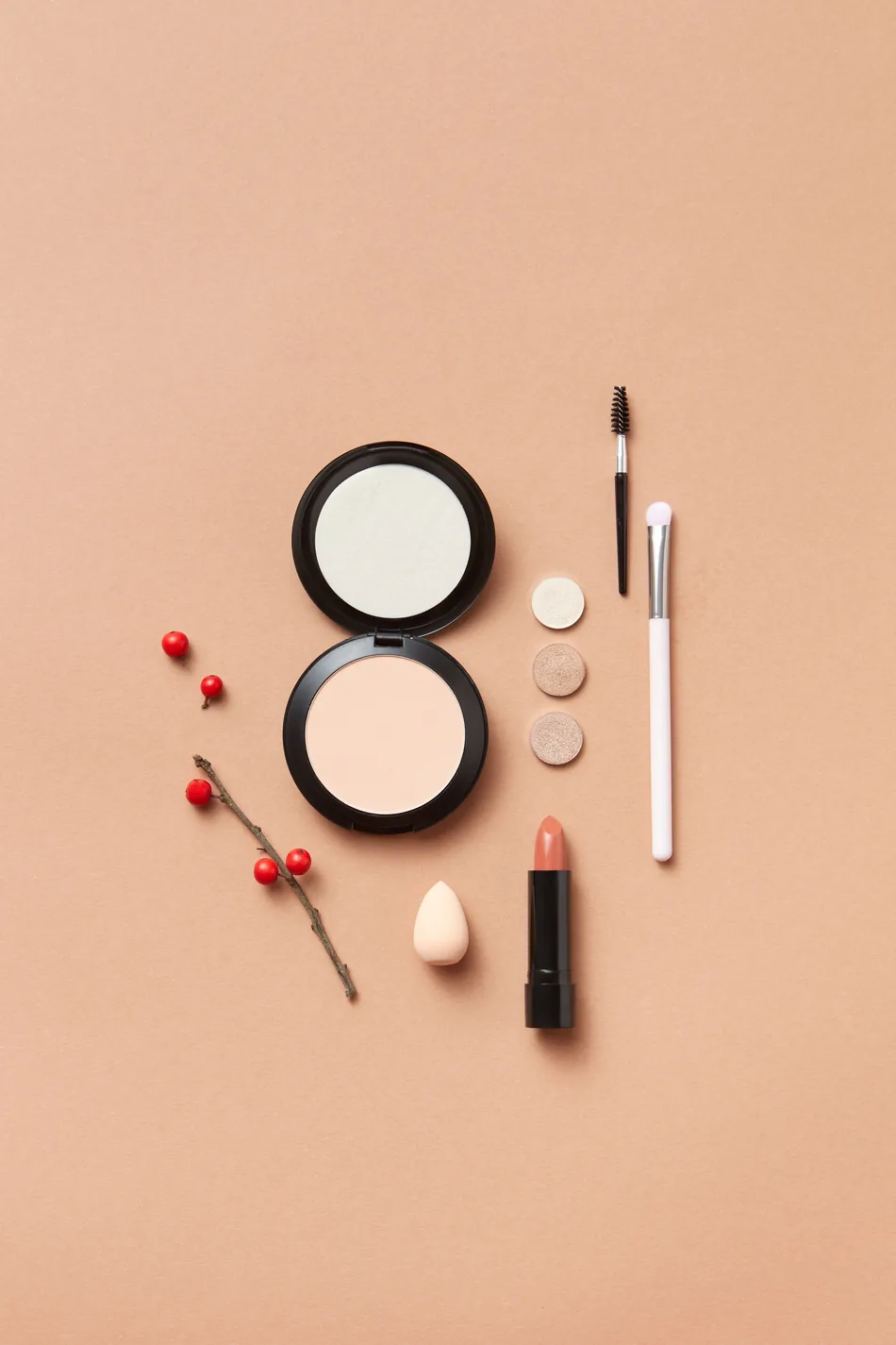 Beauty-Flatlay warme Töne — ästhetische Behandlungen Hyaluron Düsseldorf · Dr. (Univ. Te.) Nusret Fetai