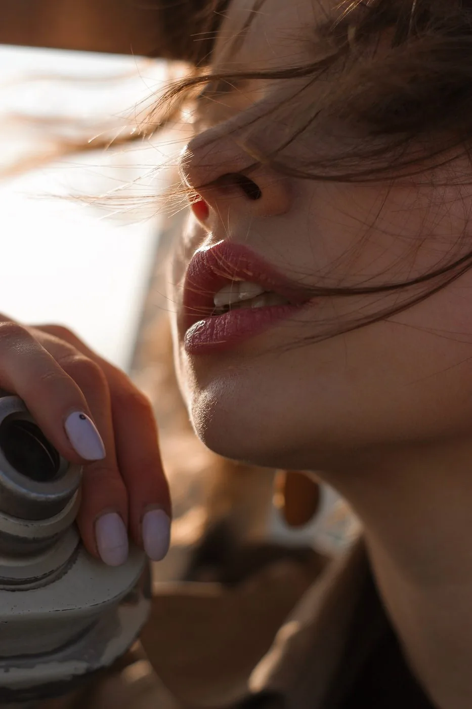 Natürliche Lippen mit Glow im warmen Sonnenlicht – Profilansicht