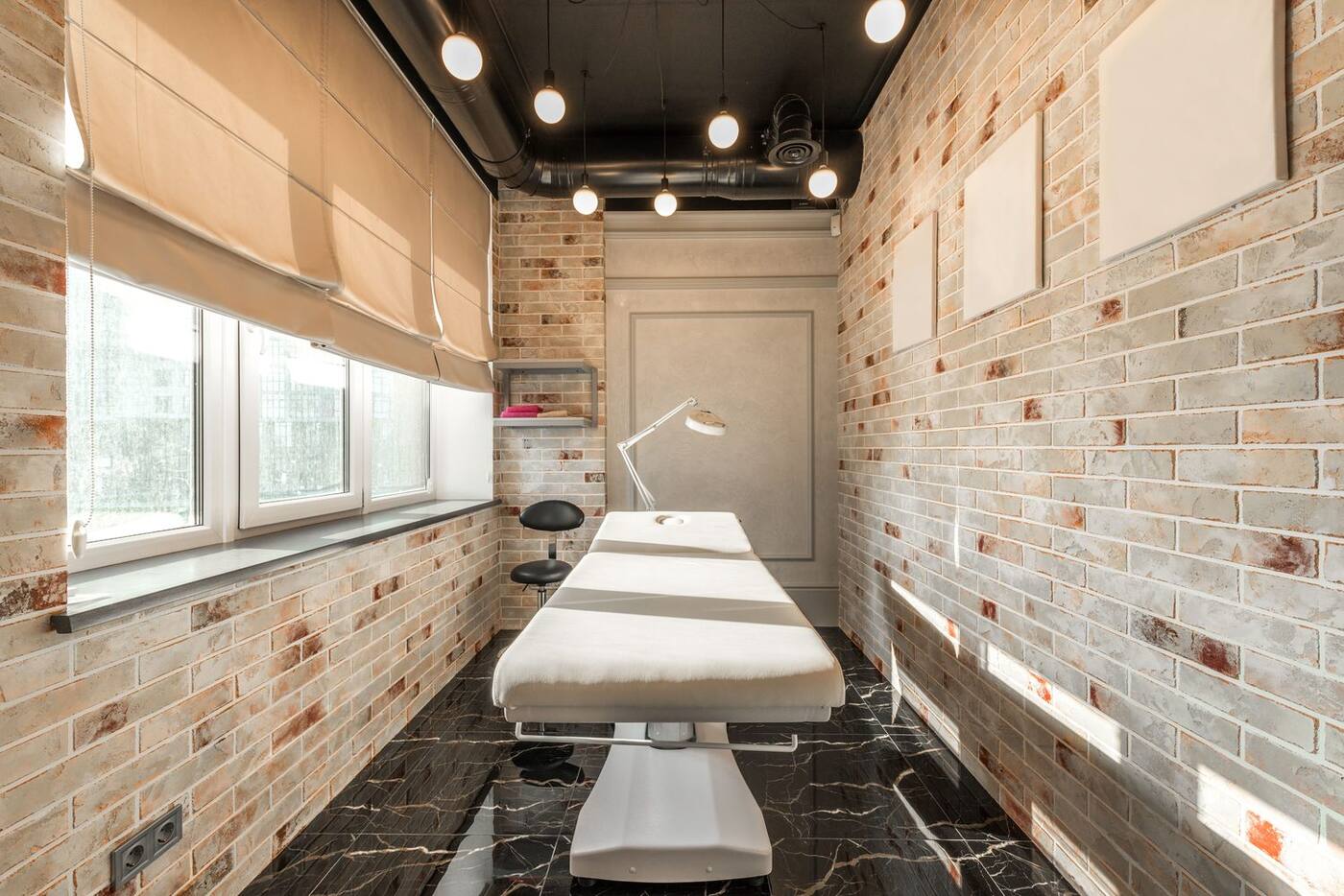 Behandlungsraum Body Art Surgery Institute Düsseldorf — Hyaluron beim Facharzt Dr. (Univ. Te.) Nusret Fetai