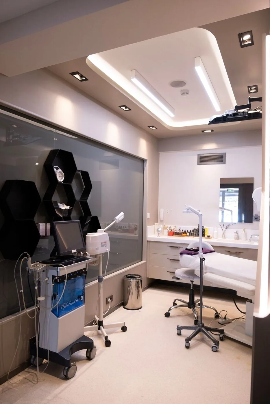 Heller Behandlungsraum einer ästhetischen Klinik – Symbolbild für facharztgeführte Eingriffe