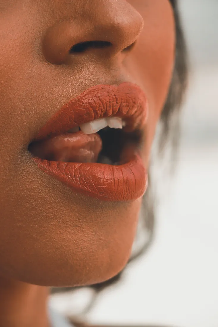 Lippen natürlich aufspritzen in Düsseldorf — Hyaluron für definierte, natürliche Lippen