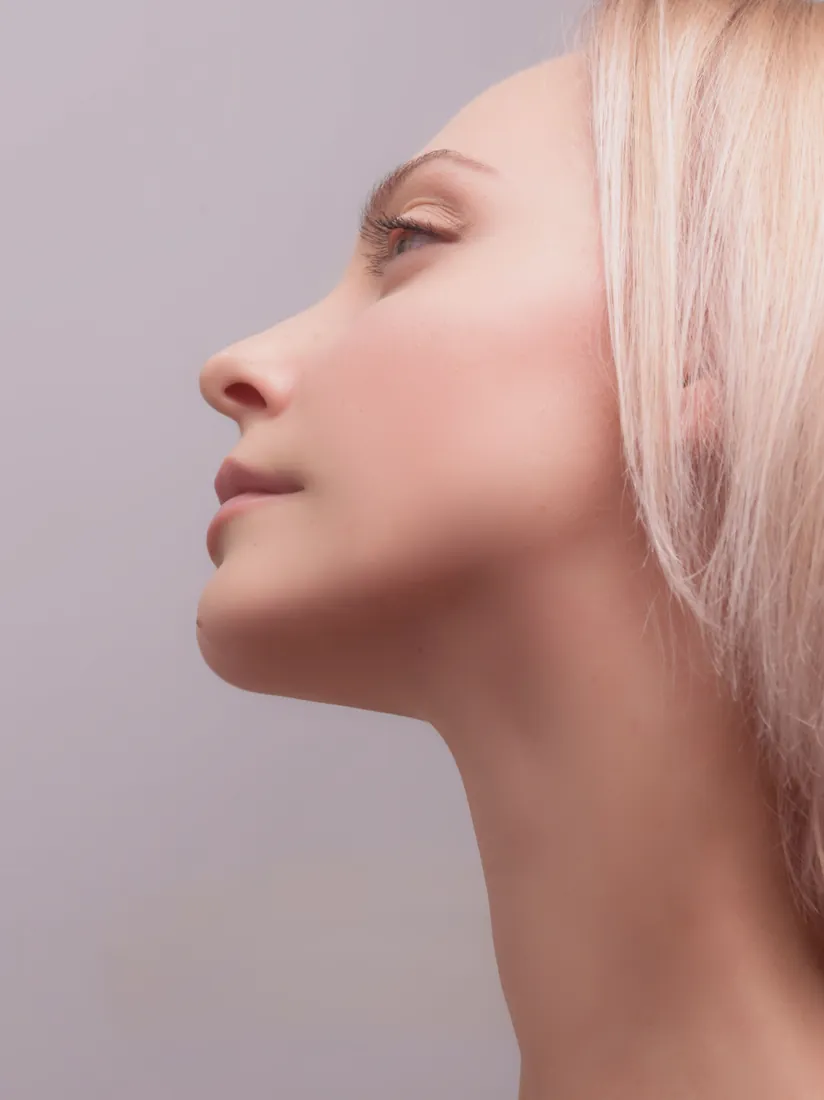 Profil mit definierter Jawline und Kinnkontur — Behandlung in Düsseldorf