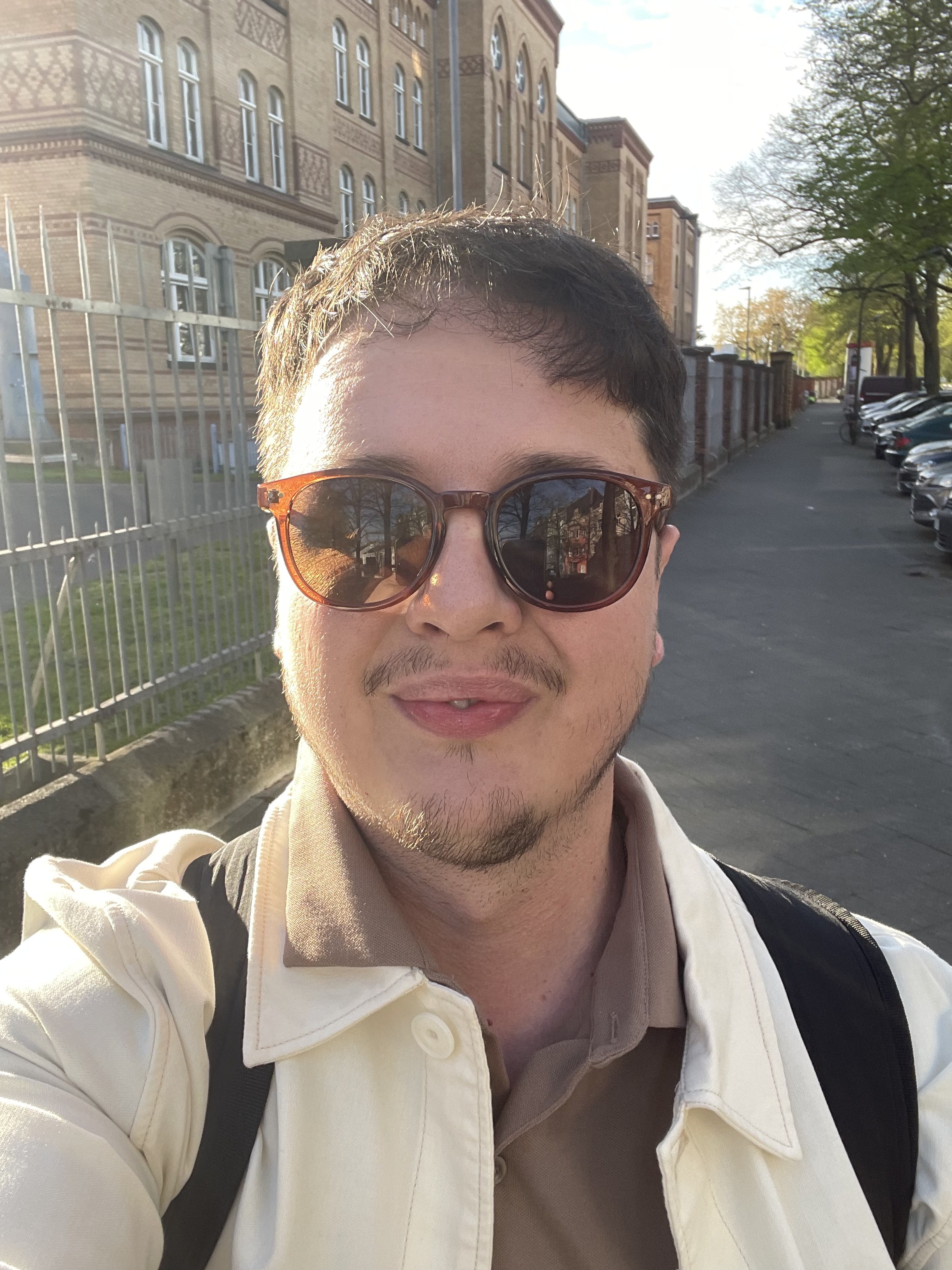Dr. (MK) Nusret Fetai — Facharzt für Dermatologie und ästhetische Chirurgie, Spezialist für Hip Dips Behandlung, Eigenfett und BBL in Düsseldorf