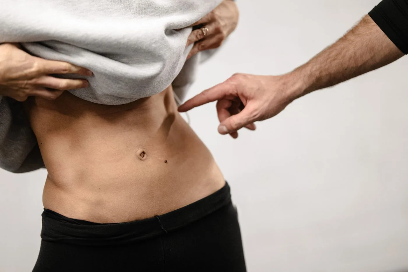 Beratung und Zonen-Analyse am Bauch vor der Fettabsaugung bei Dr. Fetai