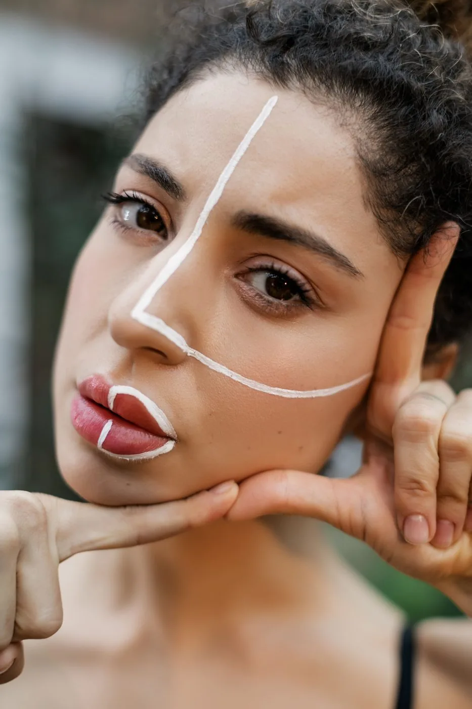 Gesichtsanalyse mit Konturlinien – Profil- und Proportionsplanung vor der Jawline-Behandlung