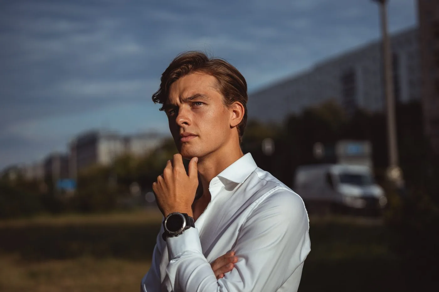 Mann mit markanter, maskuliner Kieferlinie