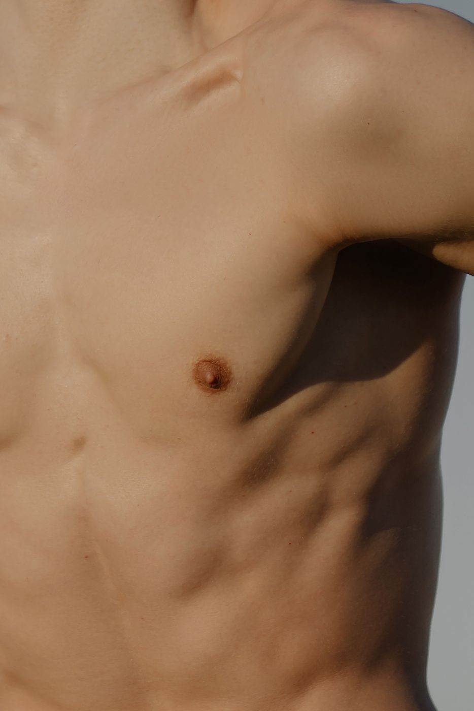 Tastbefund zur Unterscheidung von Drüsen- und Fettgewebe bei Dr. (Univ. Te.) Nusret Fetai am Body Art Surgery Institute in Düsseldorf