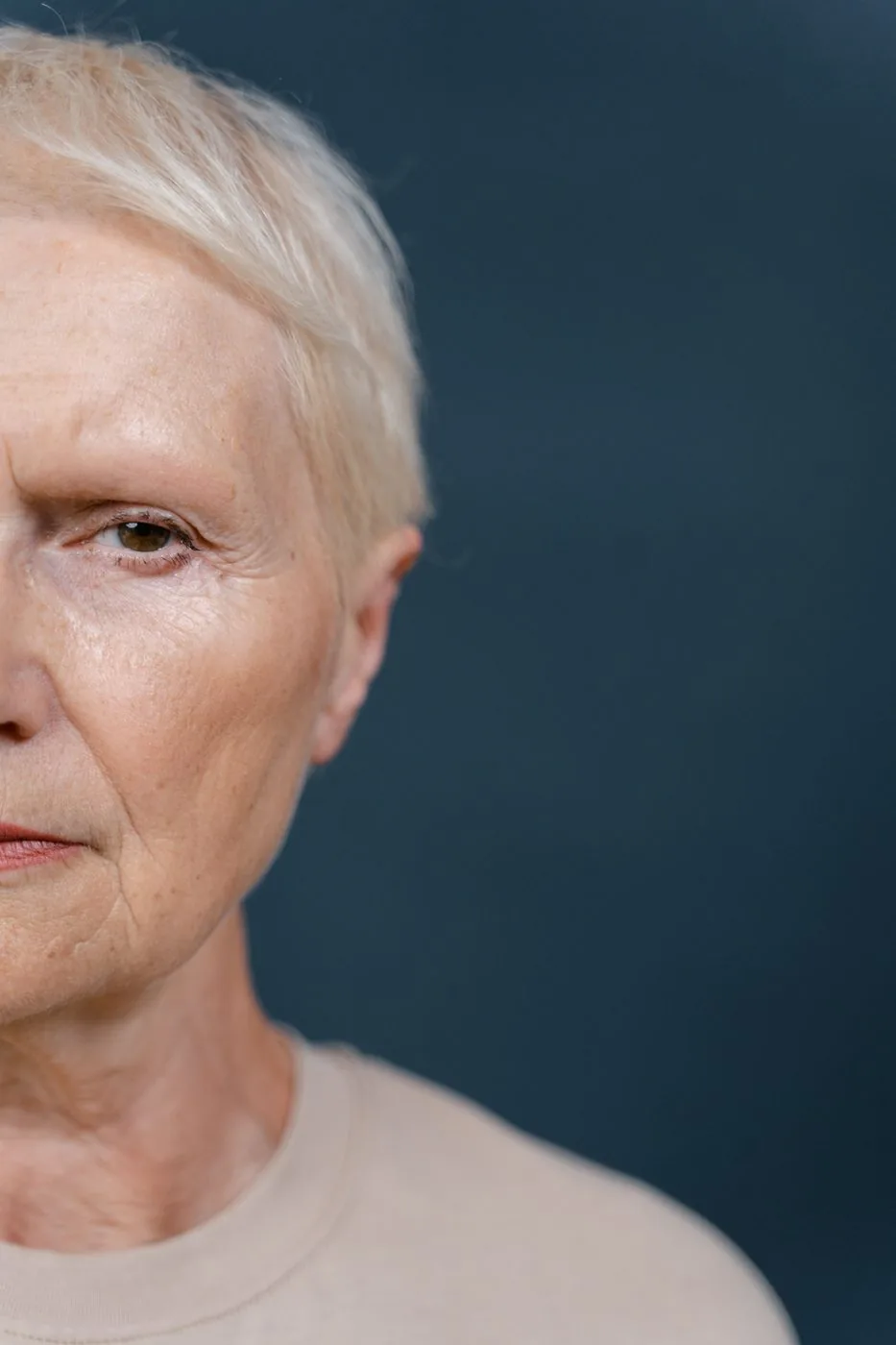 Porträt einer reifen Frau – wenn der Blick durch Schlupflider müder wirkt