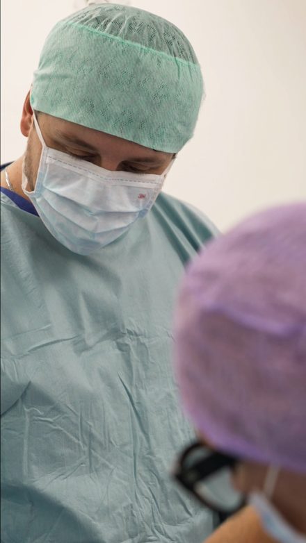 Dr. Fetai bei einer Operation im Body Art Surgery Institute Düsseldorf