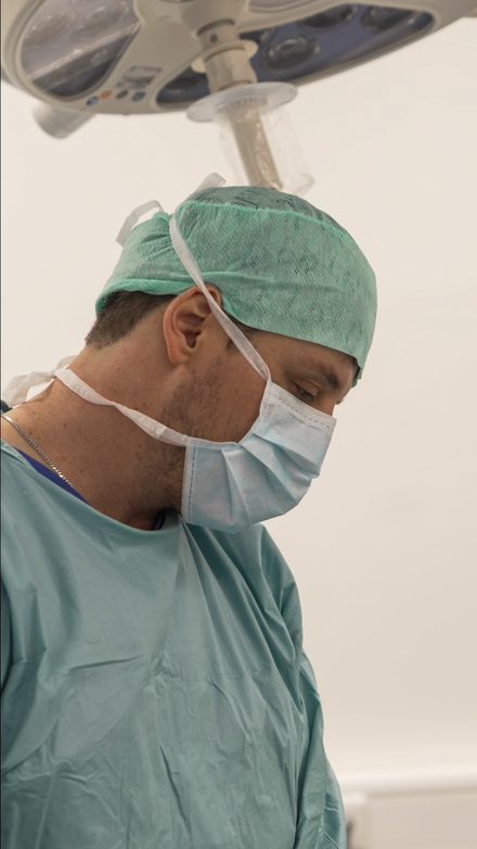 Operation im Body Art Surgery Institute Düsseldorf unter OP-Beleuchtung